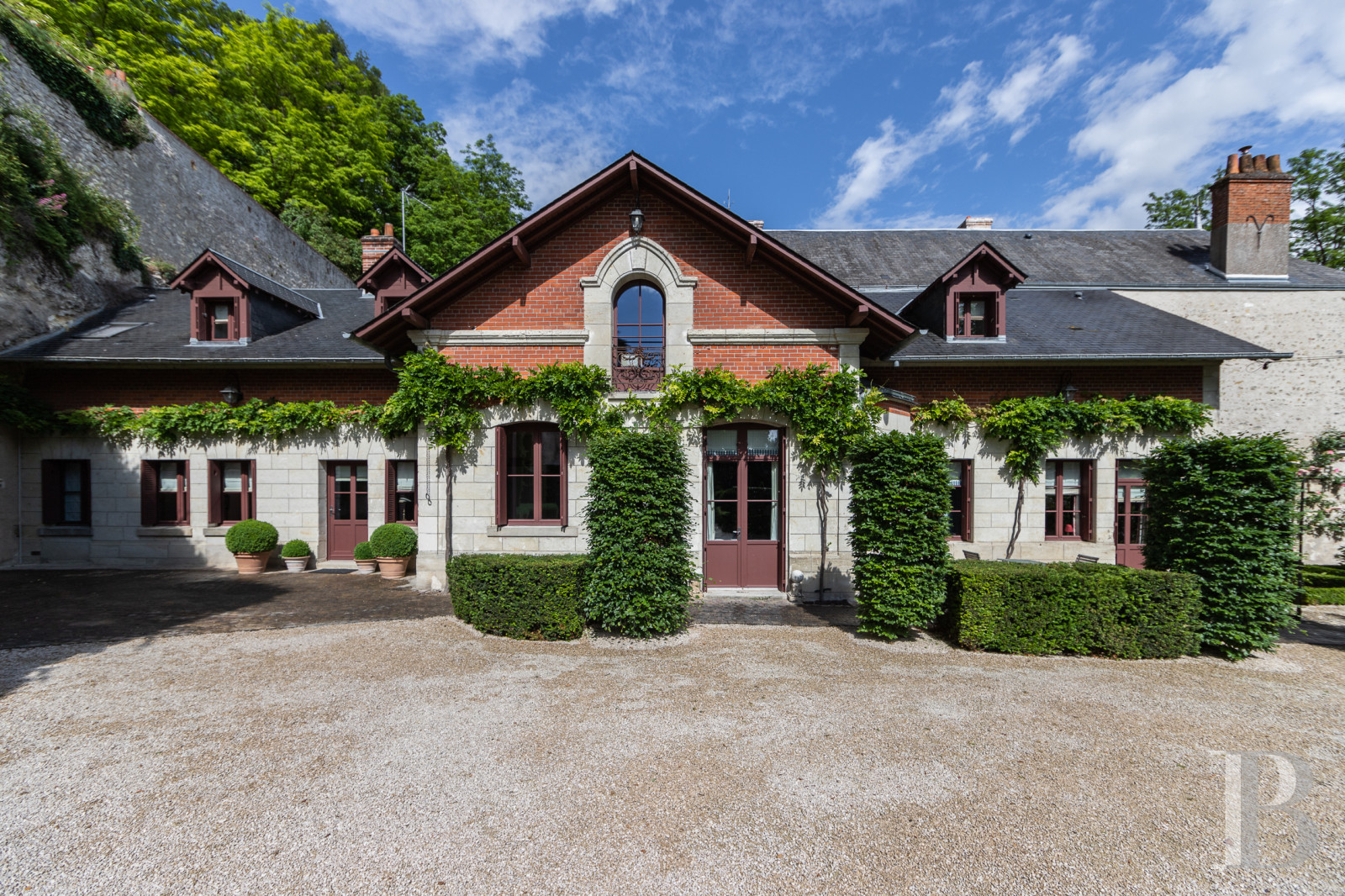 The outbuildings of an 18th-century manor house and its certified «remarkable» garden on the banks of the Loire to the east of Tours - photo  n°1
